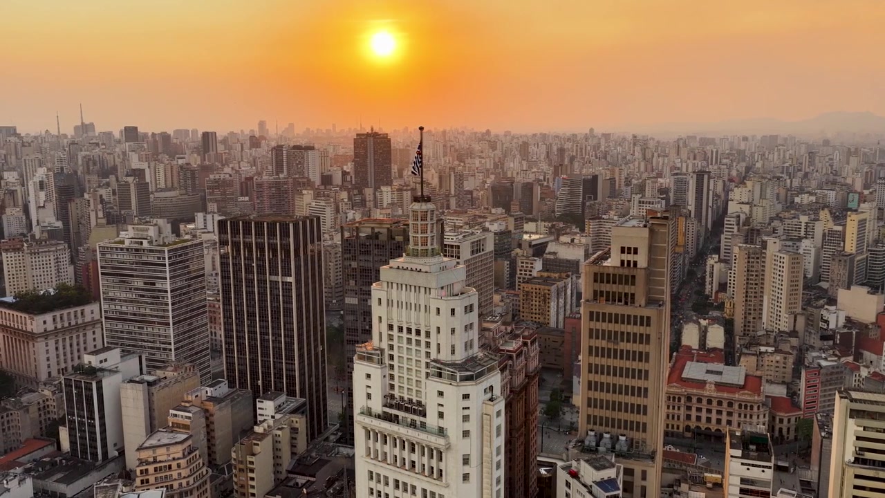 Edifício Icônico em São Paulo, Brasil. Paisagem de Edifícios Altos. Paisagem Urbana do Centro. Cidade ao Pôr do Sol. Edifício Icônico em São Paulo, Brasil. Viagem de Negócios. São Paulo Brasil.