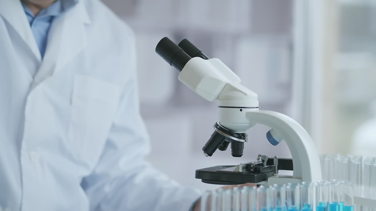 抗レトロウイルス薬を発見する化学者の実験 血液にウイルスを検出する実験 コロナウイルス対策の薬とワクチンの開発者 高品質の4k映像