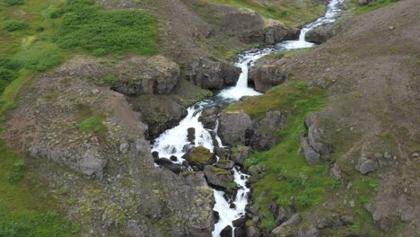 Gespaltene-Wasserfälle-In-Island-Mit-Drohnenvideo,-Das-Bis-Zur-Weitwinkelaufnahme-Ausgefahren-Wird