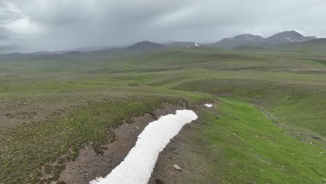 üppige-Deosai-Ebenen-Mit-Schmelzendem-Schnee,-Skardu.-Pakistan