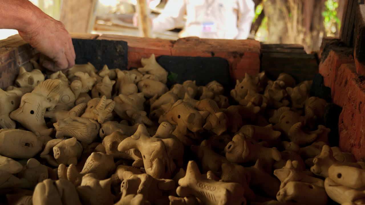 manos hábiles apilan flautas de animales de arcilla artesanales en thanh ha, vietnam, una encantadora atracción turística que muestra el arte tradicional