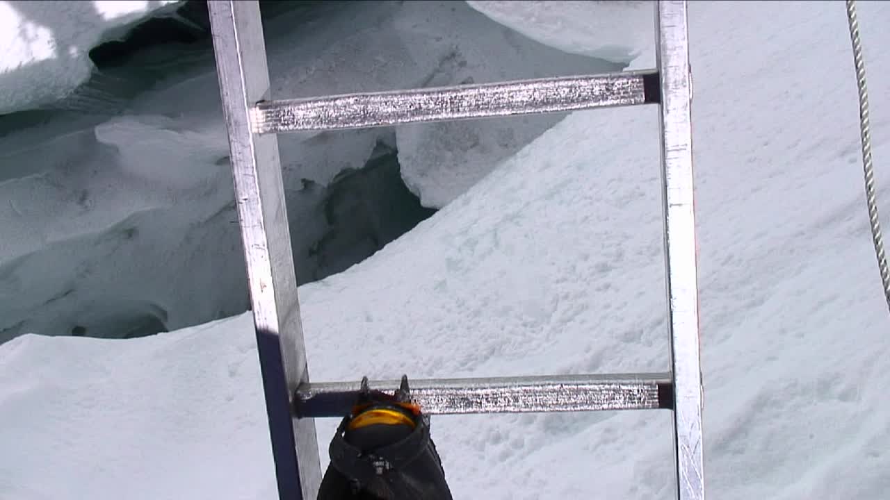 깊은 크레바스 위의 교차점 사다리