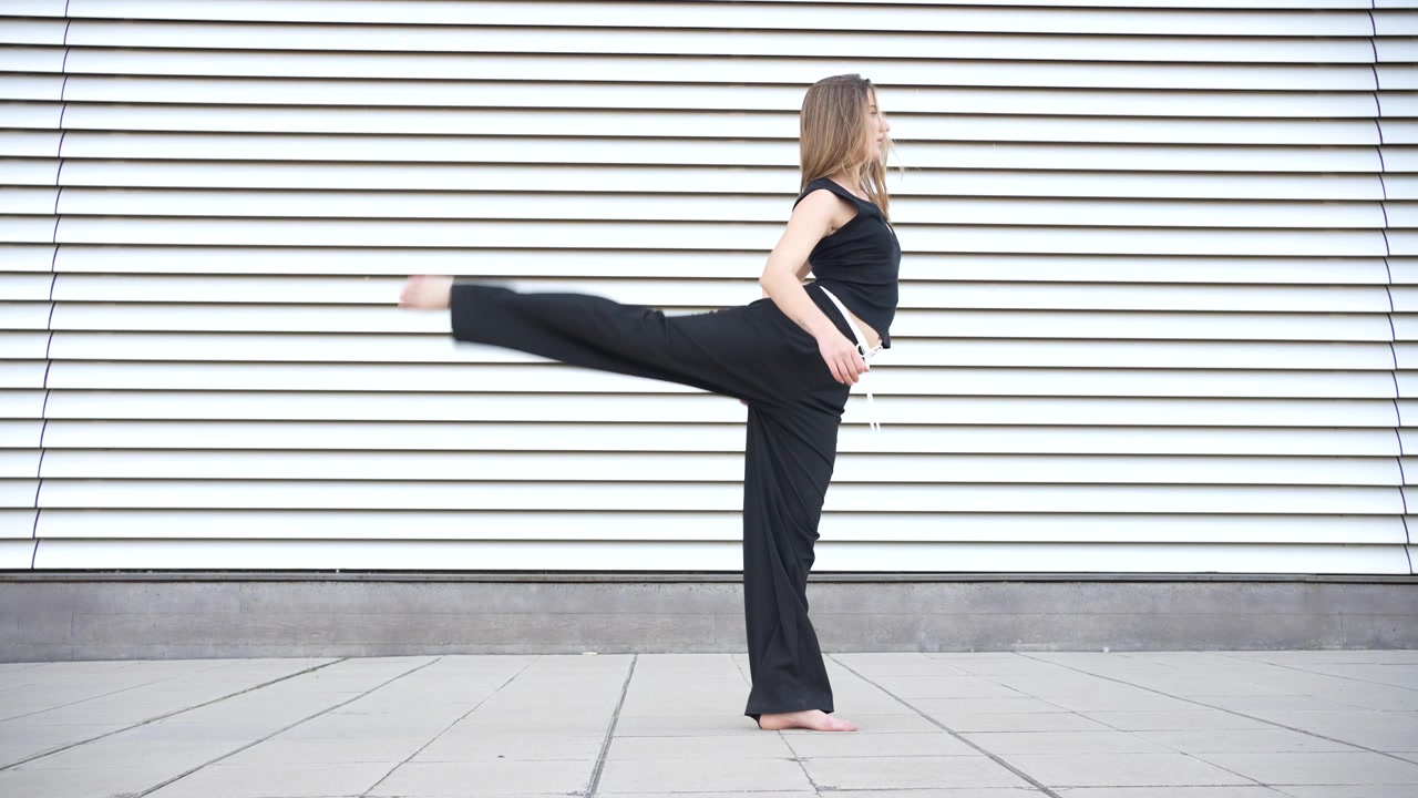 Pose di danza dinamiche e accattivanti ambientate su uno sfondo di uno spazio urbano vibrante.