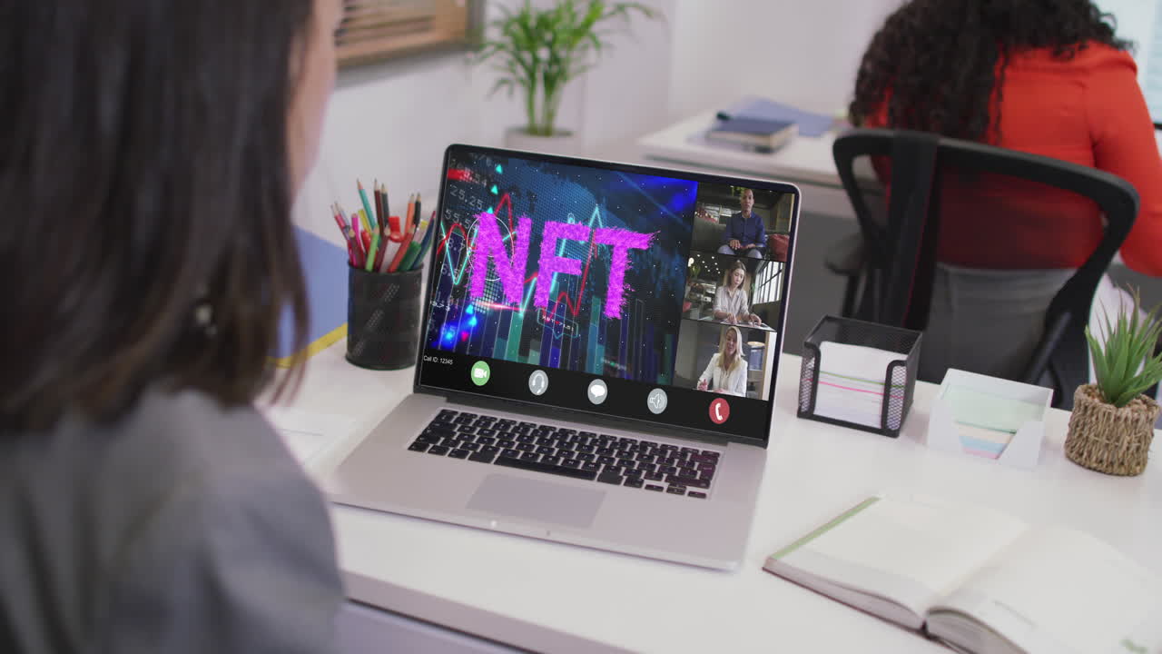 video de una mujer caucásica haciendo una videollamada en portátil con varios compañeros de trabajo