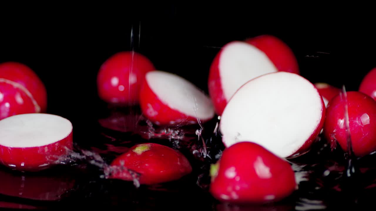 라디시 조각이 떨어지는 물방울은 어리처럼 떨어집니다.