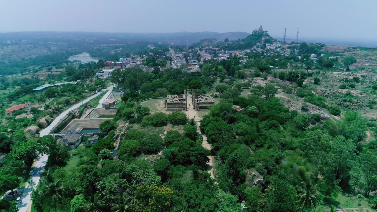 Vista aerea degli stagni gemelli Raya Gopura e del tempio di Narasimha nel lussureggiante paesaggio tropicale del Karnataka, India.