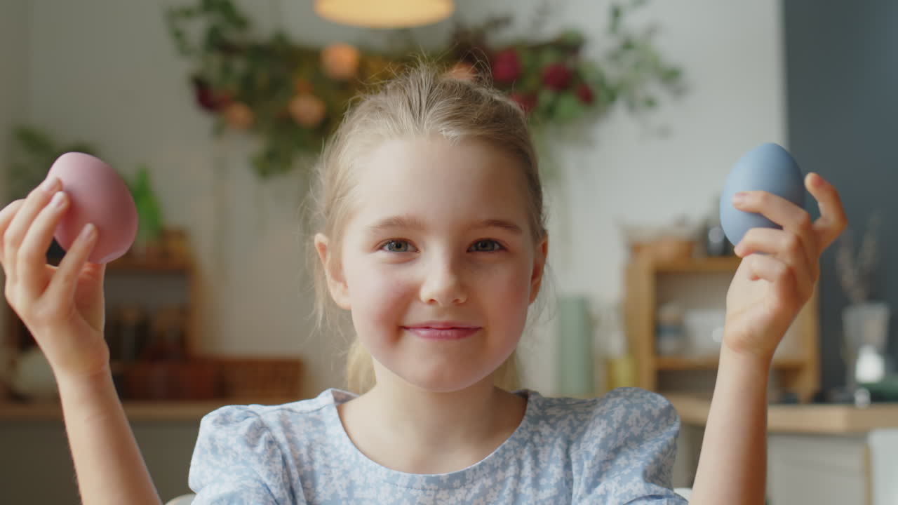 Ritratto di bambina con uova di Pasqua colorate
