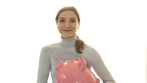 una mujer abrazando una alcancía en la que tiene ahorros para la jubilación