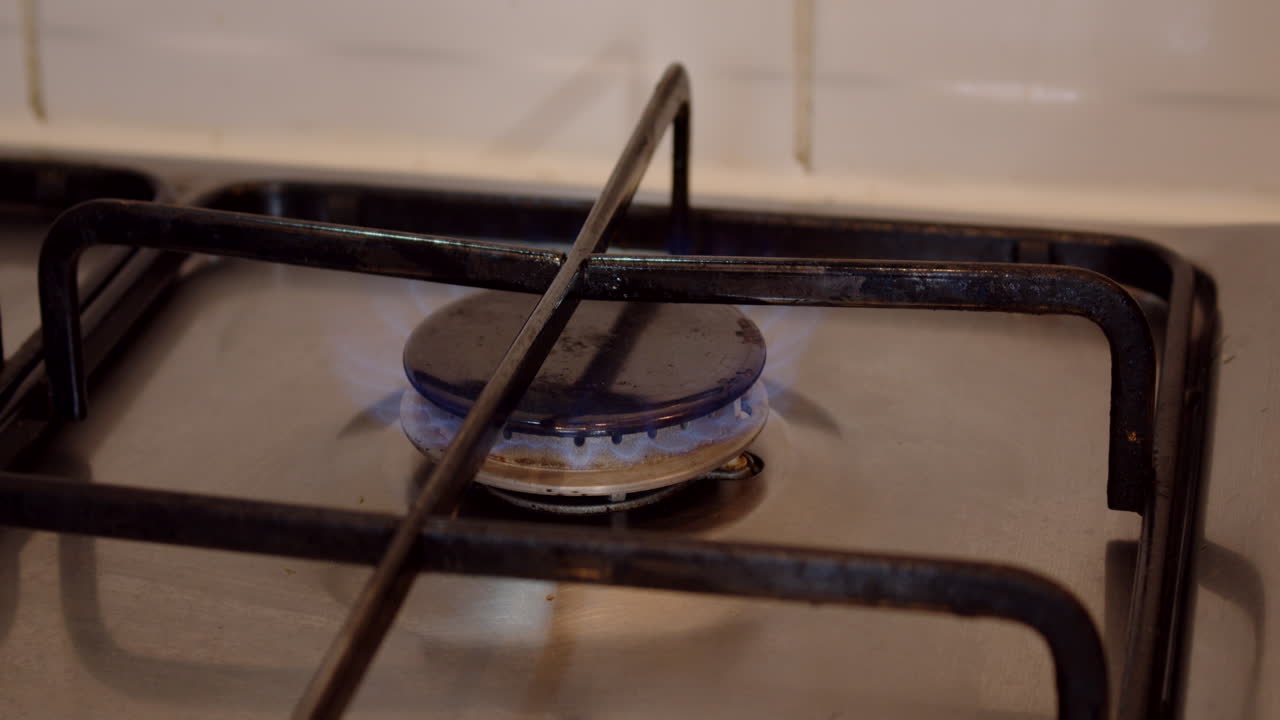 호브 가스 분사를 켠 후 낮게 켠 cu