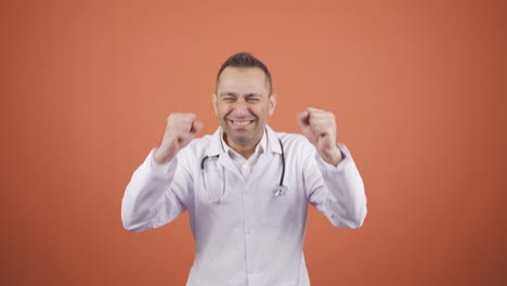 El-Doctor-Está-Feliz-Y-Regocijado.