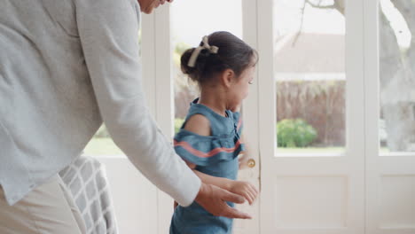 Adorable-Niña-Bailando-Juguetonamente-Con-Su-Abuela-Divirtiéndose-Bailando-Con-Su-Nieta-Celebrando-El-Fin-De-Semana-Familiar-En-Casa-4k