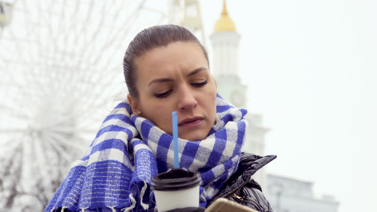 어린 소녀는 핑크색 가방에서 드폰을 들고