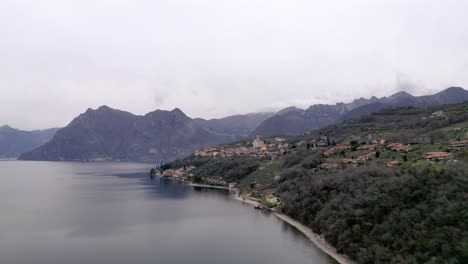 ciudad siviano en la isla de monte isola en el lago iseo en italia