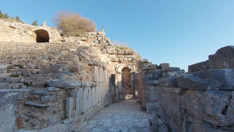 Dolly-Durch-Den-Bühnenseitigen-Gehweg-Des-Odeon-Small-Theatre-In-Ephesus