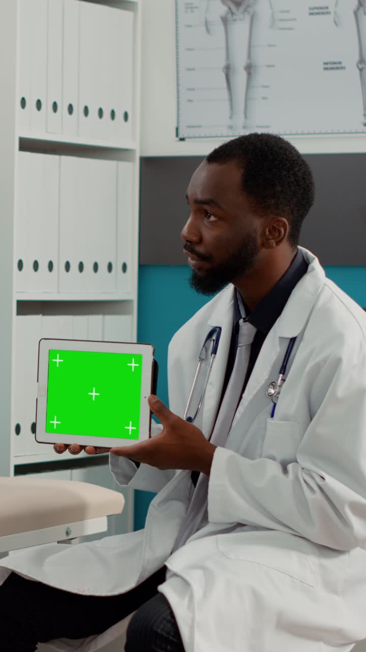 médico sosteniendo una tableta con una pantalla verde