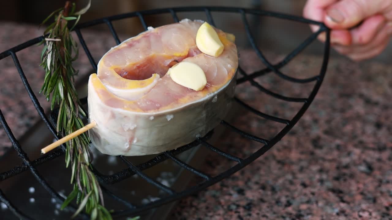 Preparazione di Pesce alla Griglia con Rosmarino e Aglio