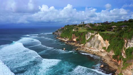 Volando-A-Través-De-Acantilados-De-Piedra-De-Uluwatu-Cerca-De-Jaran-Hill,-Bali,-Indonesia