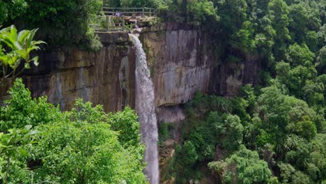 estas cascadas se encuentran en shillong, meghalaya, llamadas cascadas wakaba.