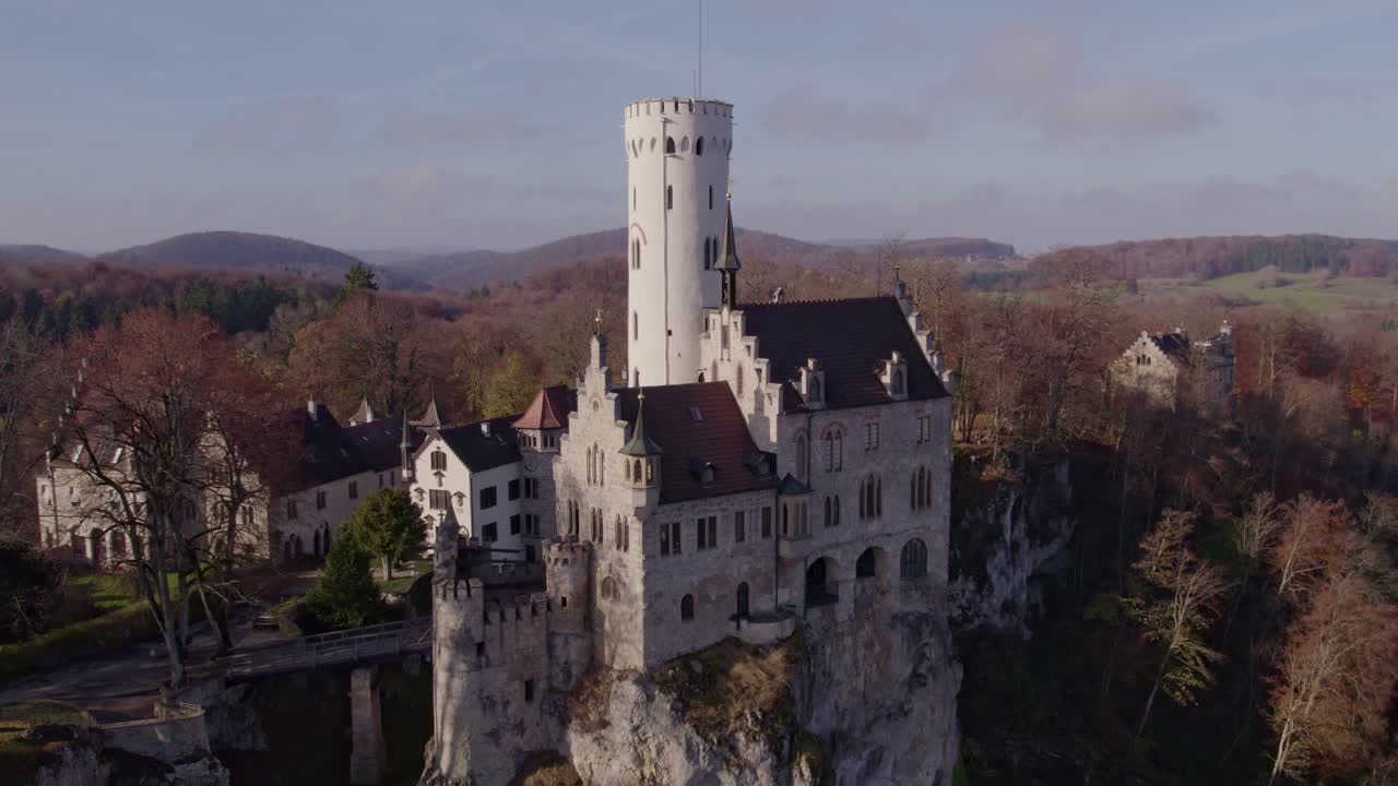 Zamek Lichtenstein na skalistych klifach w lesie, Niemcy