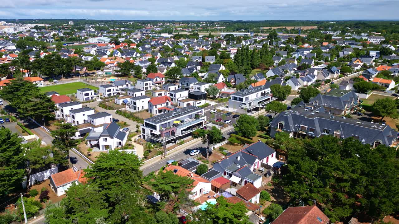 Boligområde i Pornichet, Frankrig. Dronepanorama-luftfoto