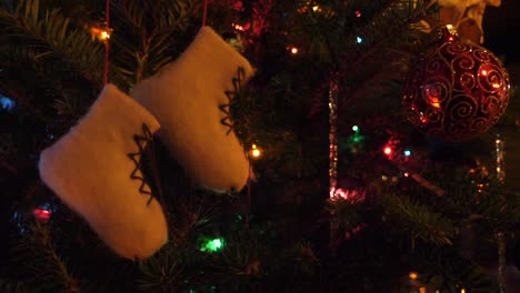 Fokus-Auf-Glitzernden-Baum--Und-Schlittschuhverzierungen