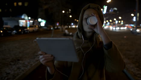 mujer feliz caminando con almohadilla en la ciudad de la noche