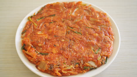 Panqueque-De-Kimchi-Coreano-O-Kimchijeon---Huevo-Mixto-Frito,-Kimchi-Y-Harina---Estilo-De-Comida-Coreana