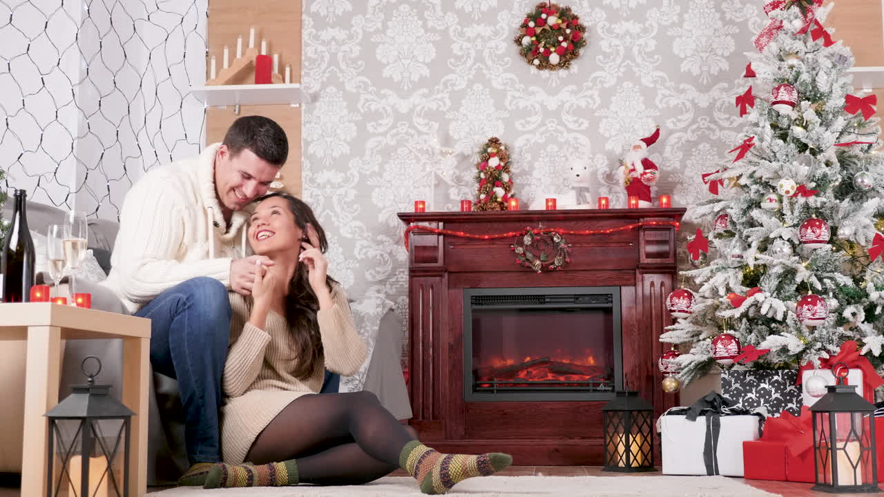 크리스마스 를 함께 축하 하는 부부