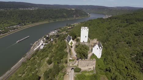 Vuelo-De-Drones-Cerca-De-Un-Antiguo-Castillo-En-Una-Montaña-Sobre-Un-Pueblo-Alemán