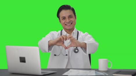 Feliz-Médico-Indio-Mostrando-El-Signo-Del-Corazón-En-La-Pantalla-Verde