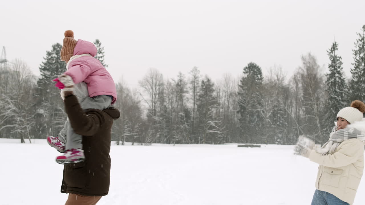 familia divirtiéndose en la nieve