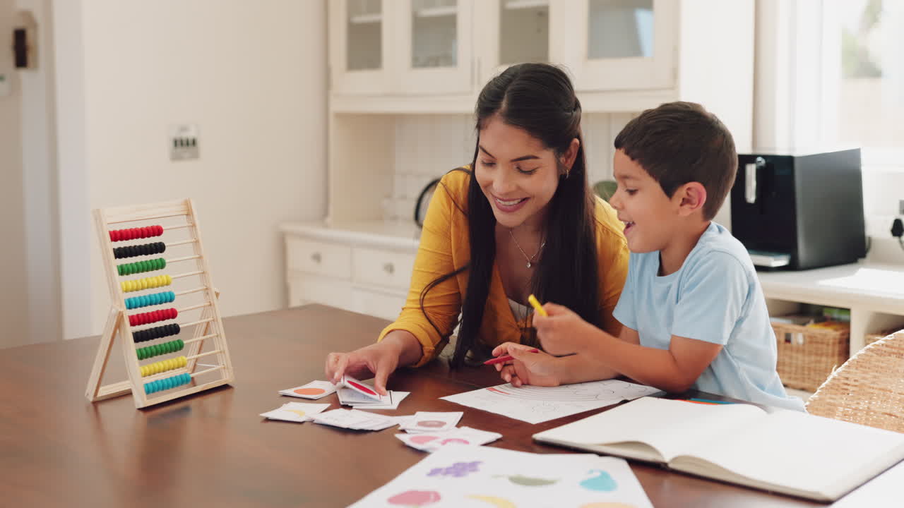 madre ayudando a su hijo con la tarea