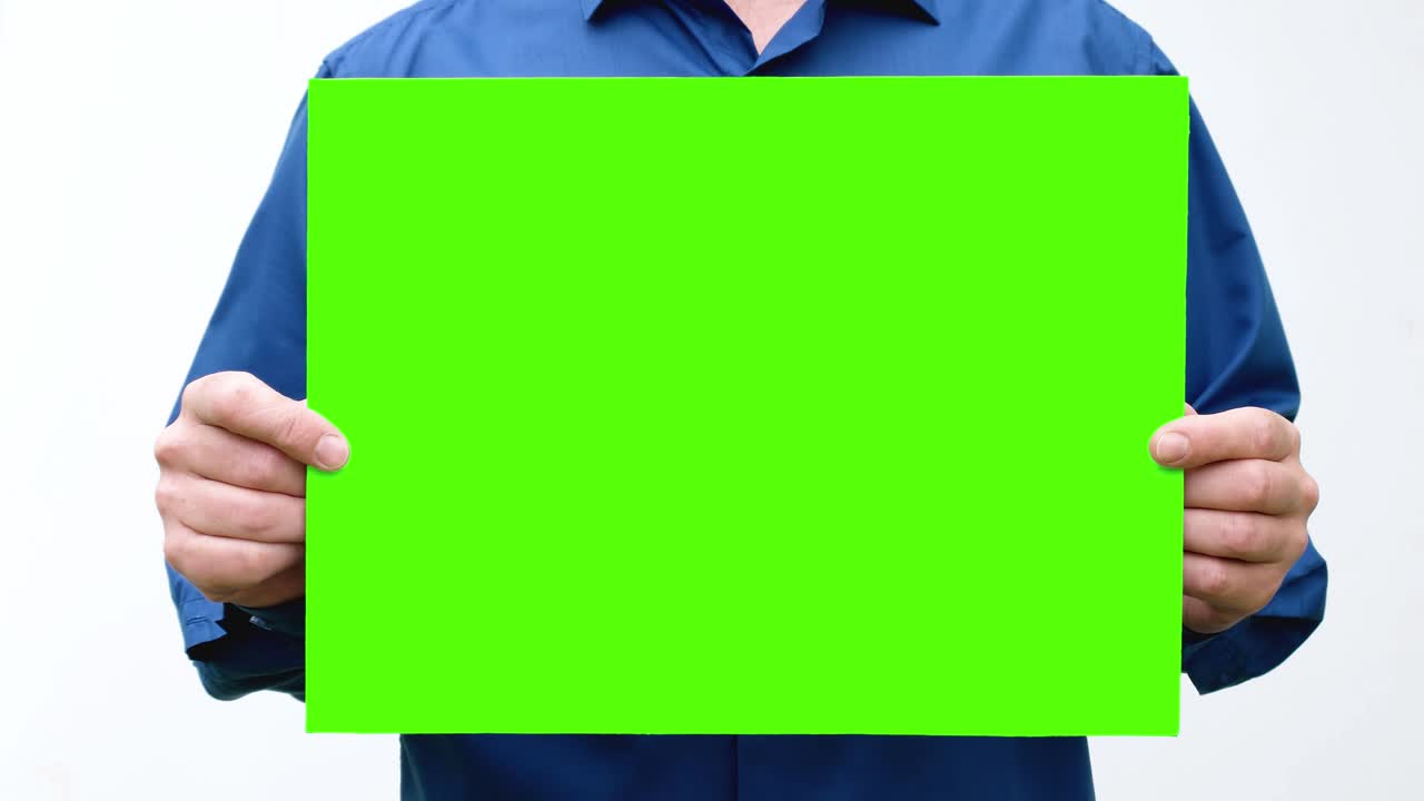 hombre muestra pantalla verde sosteniéndolo en sus manos. video en bucle