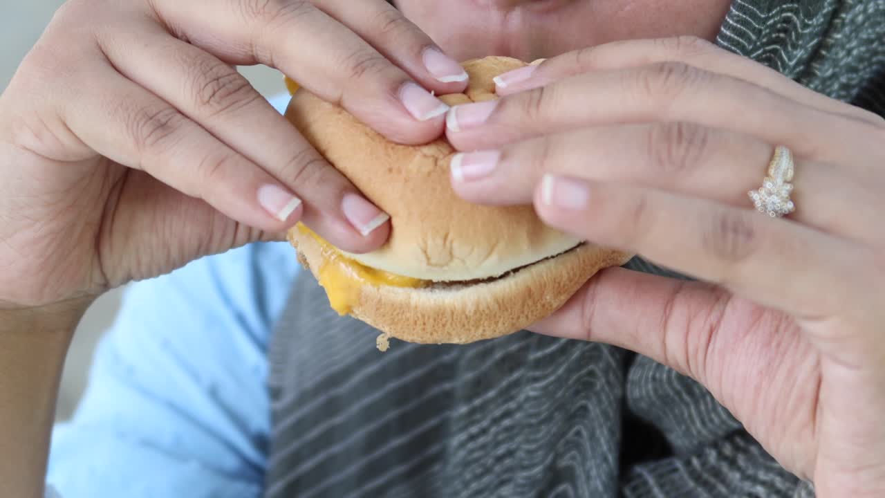 mujeres con hamburguesas de carne en la mano vista de arriba ,