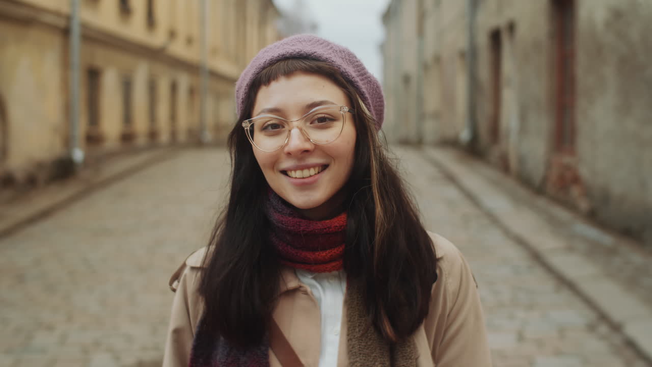 Ritratto di turista donna felice nel centro storico