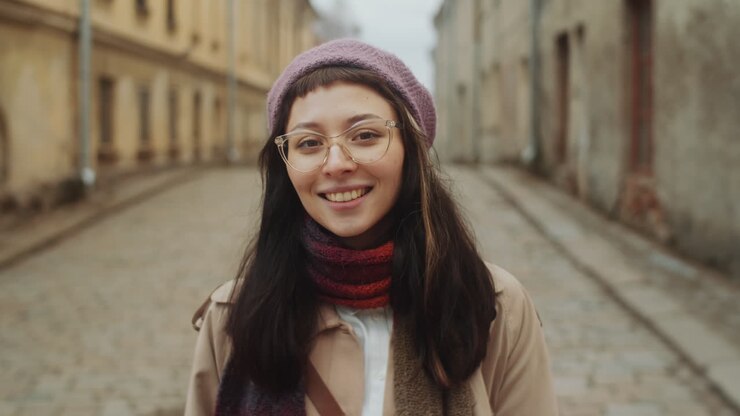 Ritratto di turista donna felice nel centro storico