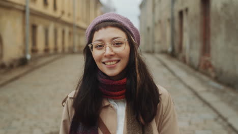 Retrato-De-Una-Turista-Feliz-En-El-Casco-Antiguo