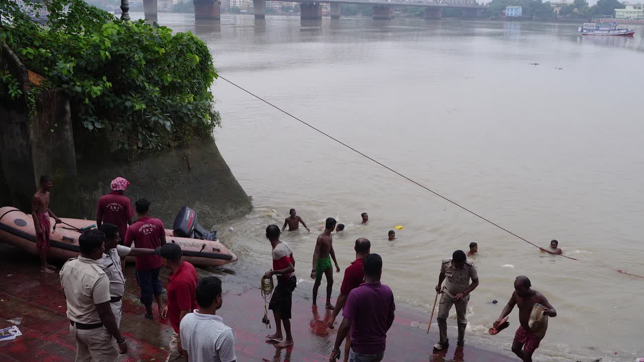 On the eve of Durga Puja, Hindus gather at Ganges for bathing and tarpan on Mahalaya day.