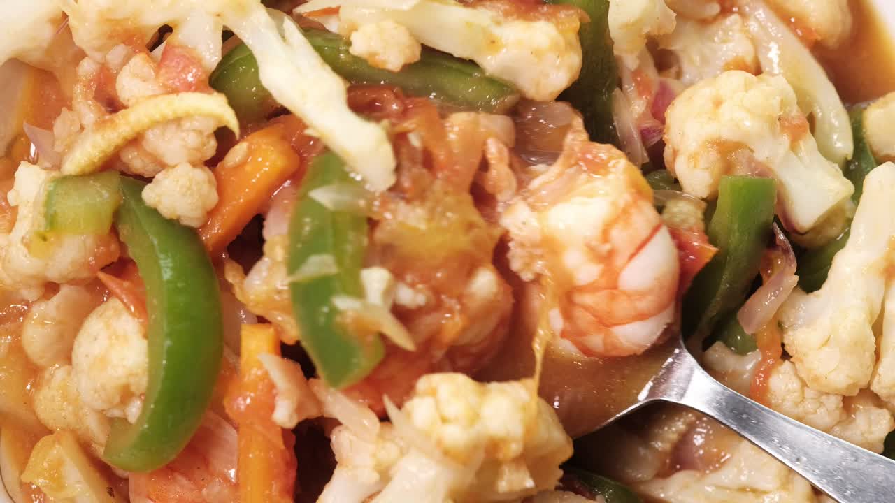 야채 혼합물과 함께 새우 김