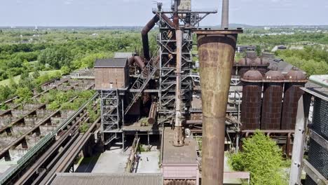 Gelände-Des-Landschaftsparks-Duisburg-Nord,-Gefilmt-Vom-Hochofen-Abwärts