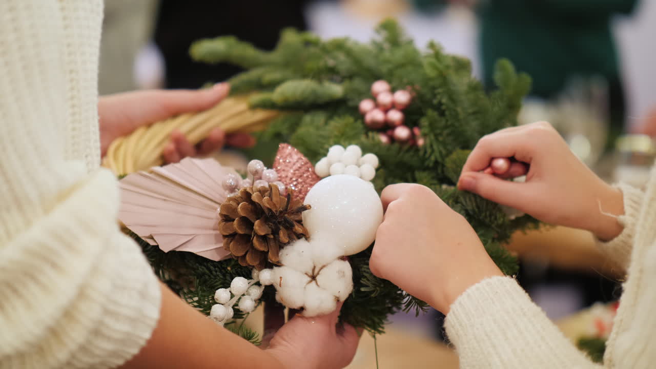 아이를 가진 여자는 크리스마스 화환에 보석을 수정합니다 2