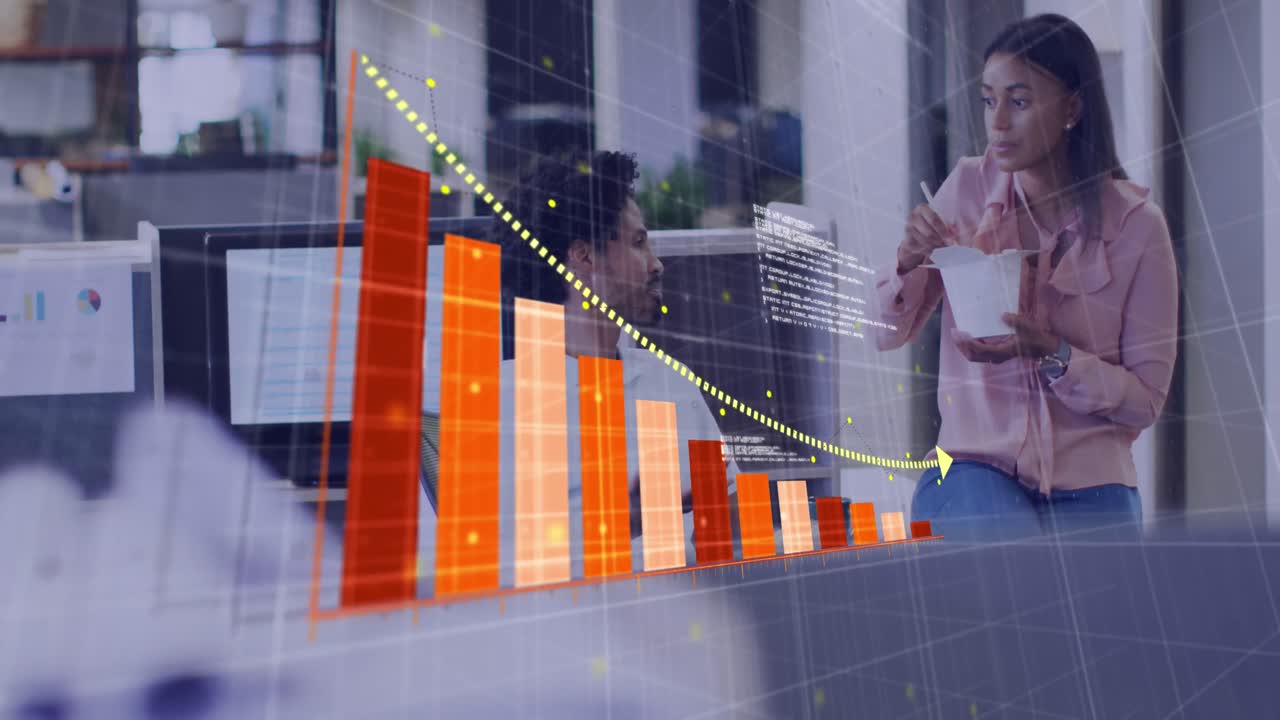 animación de flecha en gráfico y lenguaje informático, diversos compañeros de trabajo discutiendo mientras comen comida