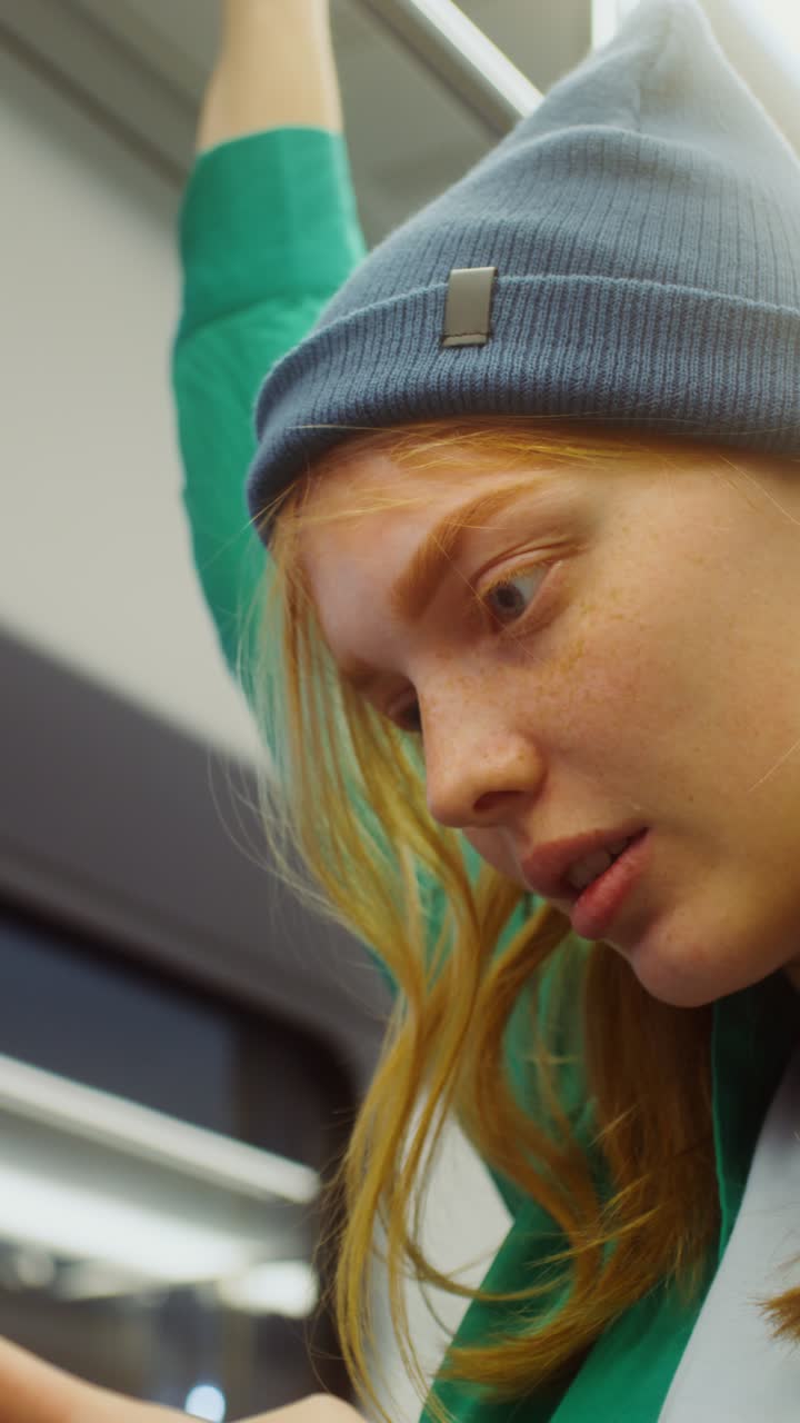 Donna nella metropolitana
