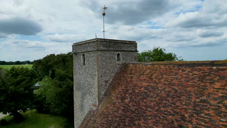 ein aufwärts gerichteter sockel-schuss von st. margaret von antiochia kirche, der sich auf den turm konzentriert