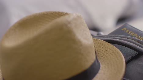 pasaporte de sombrero y gafas de sol en la maleta en casa empacadas y listas para las vacaciones de verano