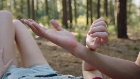 teenager-paar, das sich im wald die hände hält, freund und freundin, die eine romantische verbindung im wald teilen, glückliche junge liebhaber