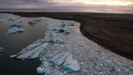 Laguna-Glaciar-Jokusarlon-En-Islandia-Con-Grandes-Témpanos-De-Hielo-Durante-La-Puesta-De-Sol,-Aérea