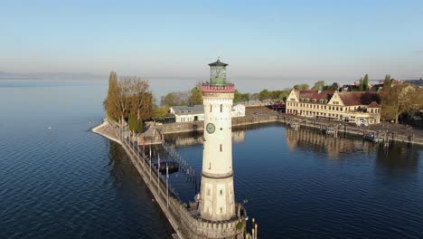 Faro-En-El-Puerto-De-Lindau-En-El-Lago-De-Constanza,-Disparo-De-Drones