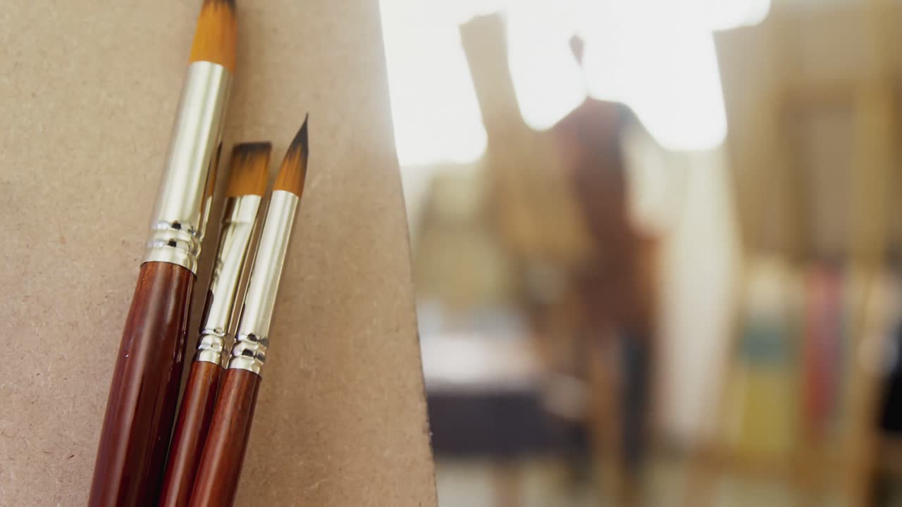 primer plano del pincel y el caballete 4k