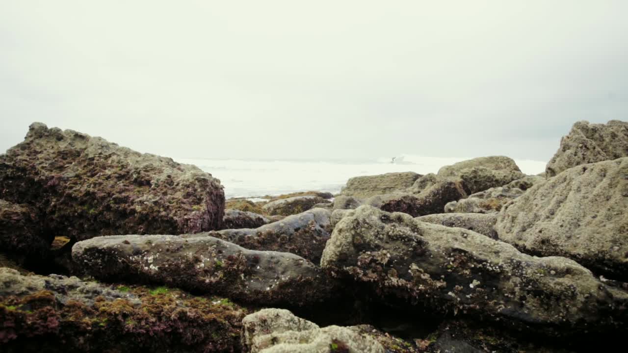 Klipper blandt bølgerne på en usædvanlig strand.